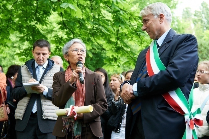 Claire Ly alla cerimonia del 17 aprile 2012 al Giardino dei Giusti di tutto il Mondo di Milano